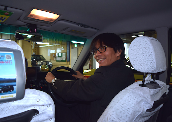 国際自動車（㎞タクシー）に仮面就職で入社したバンドマンのタクシードライバー安田さんの運転写真