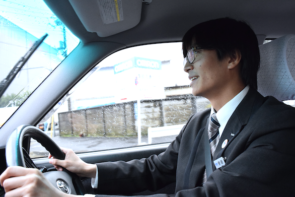 真剣な表情で運転いる、国際自動車（㎞タクシー）に仮面就職で入社したバンドマンのタクシードライバー安田さんの写真