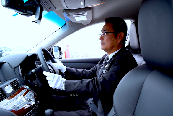 国際ハイヤー株式会社のベテランハイヤードライバー菅野さんの運転写真