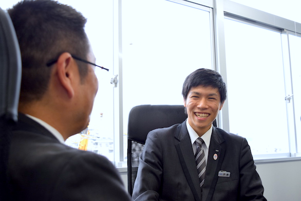 国際ハイヤー株式会社のベテランハイヤードライバー菅野さんと新卒ハイヤードライバー伊藤さんの写真