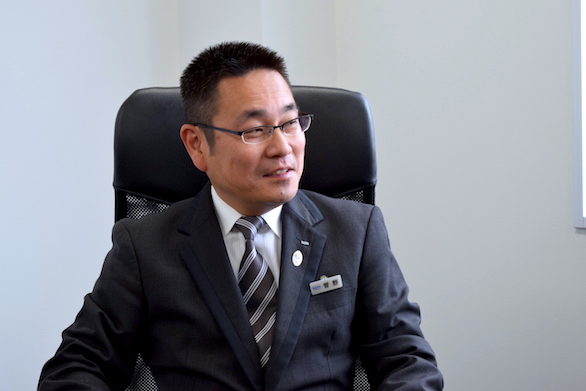 国際ハイヤー株式会社のベテランハイヤードライバー菅野さんの笑顔の写真
