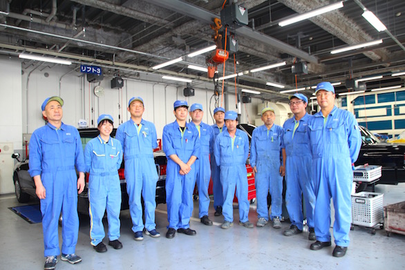 国際自動車（㎞タクシー）板橋整備工場で働く整備士たちが整列している写真