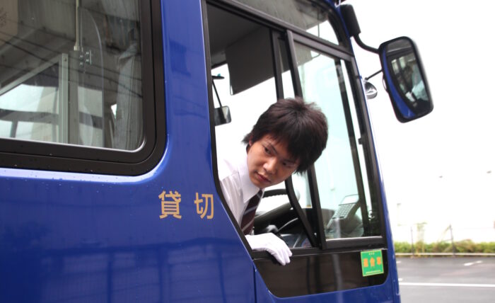 国際自動車のシャトルバスドライバー中村さんの安全確認