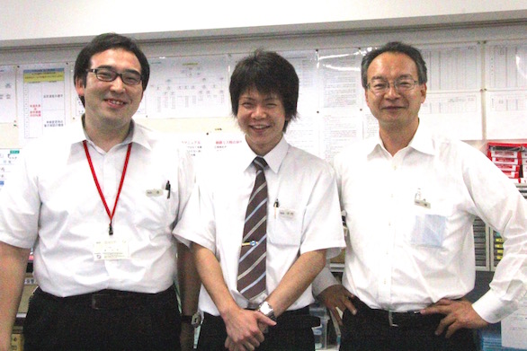 同僚と一緒の、ケイエム観光バス株式会社シャトルバスドライバーの中村さんの笑顔の写真
