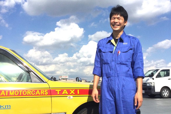 国際自動車（kmタクシー）で整備士として働く小林さんの笑顔