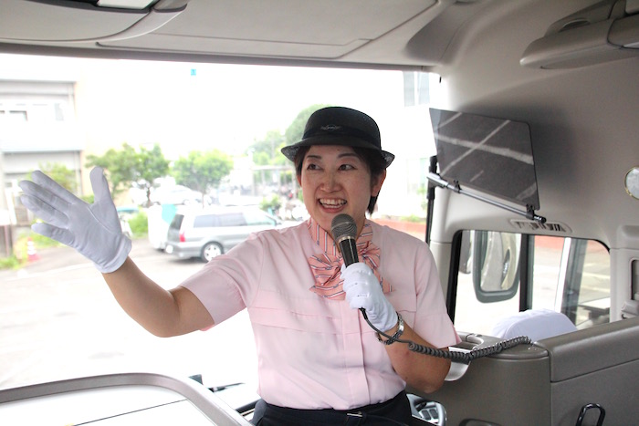 ケイエム観光バス株式会社東京営業所で観光バスガイドを務める、通訳案内士の資格を持つ通訳ガイド森さんのガイドをしている写真
