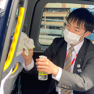 全車両に除菌のための弱酸性次亜塩素酸水を設置しております
