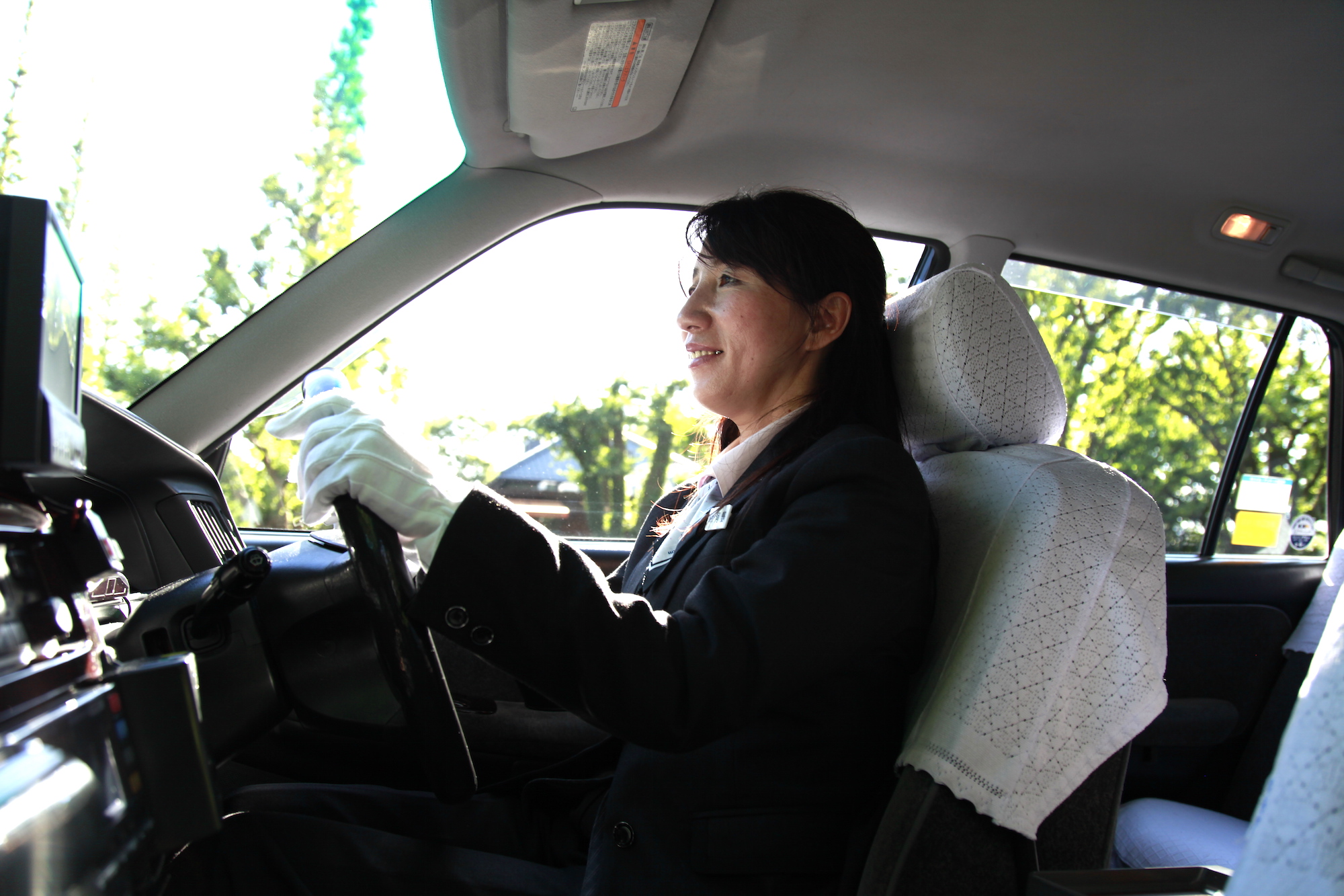 国際自動車kmの女性タクシードライバー河野さんとタクシー運転中