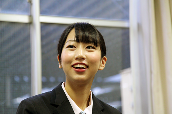 国際自動車(kmタクシー)の新卒女性タクシードライバーの召田さんの笑顔