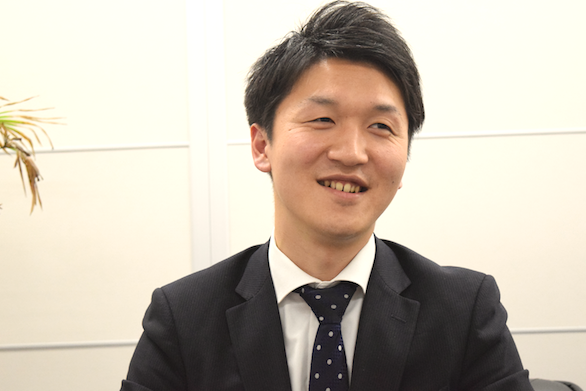 国際ハイヤー株式会社のイケメンハイヤードライバー斉藤さんの正面からの笑顔