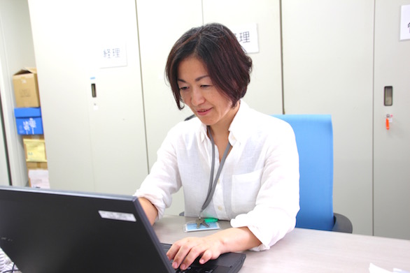 パソコンを操作している、国際自動車（㎞タクシー）の健康管理室でドライバーの健康管理に従事する看護師仲野さんの写真