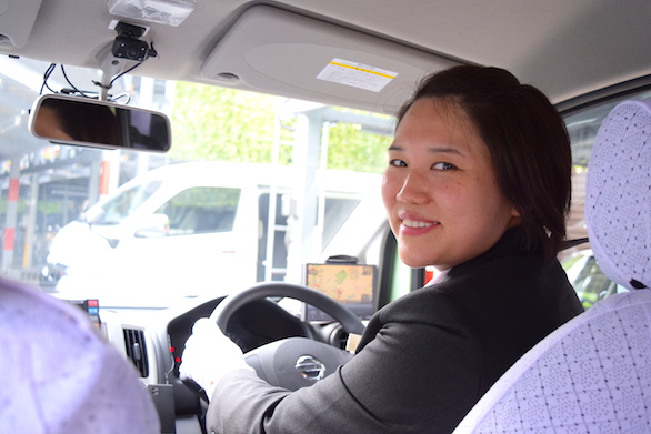 国際自動車（kmタクシー）の女性タクシードライバー兼ホスピタリティアテンダントの金子さんの運転中の写真