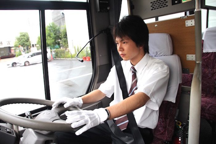 バスを運転しているケイエム観光バス株式会社シャトルバスドライバーの中村さんの写真