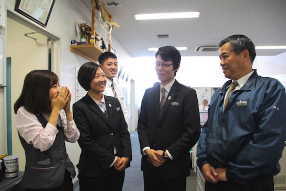 楽しげに談笑している国際自動車（㎞タクシー）株式会社羽田営業所の同僚と女性タクシードライバー河原さんの写真