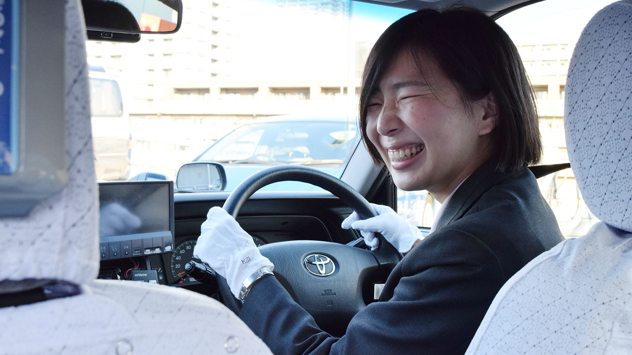 24歳で100名以上のタクシードライバーを支える新卒の女性班長。「頼ってもらえる存在になりたい」