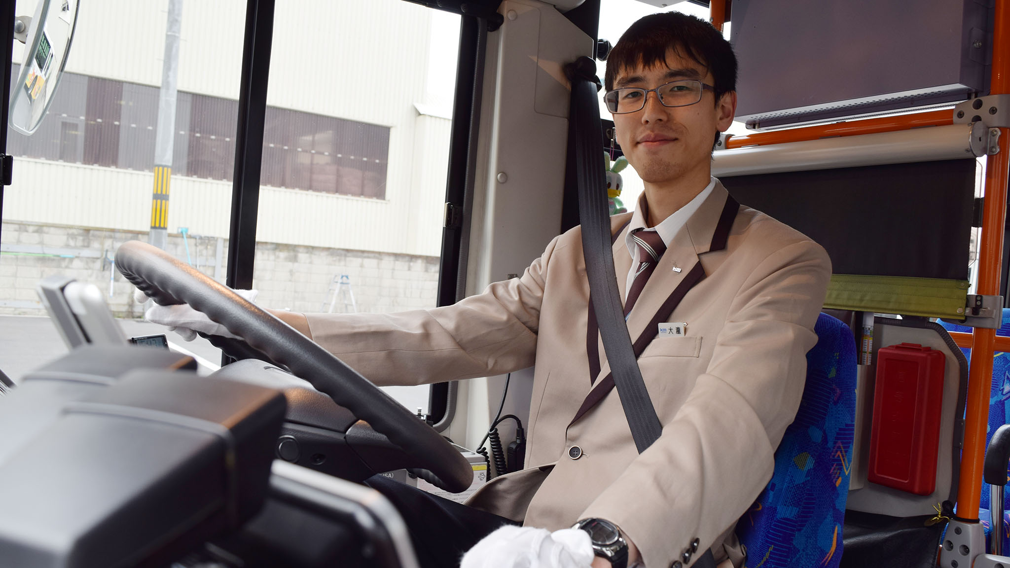 25歳の新人路線バス運転手に聞いたバスの魅力と運転の心得。「愛されるバスにしたいんです」