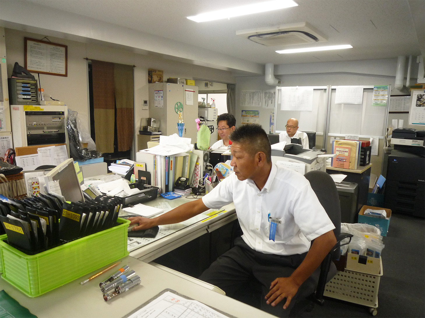 国際自動車（kmタクシー）のタクシードライバー千葉さんの真剣な表情の写真