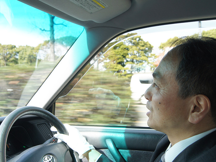 運転する国際自動車（㎞タクシー）の稼げるタクシードライバー三橋さんのアップの写真