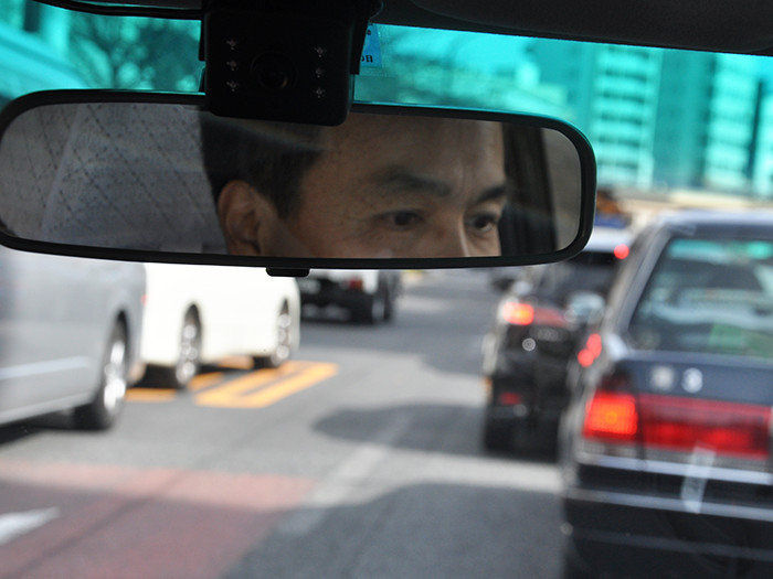 バックミラーに映る国際自動車（㎞タクシー）の稼げるタクシードライバー三橋さんの写真