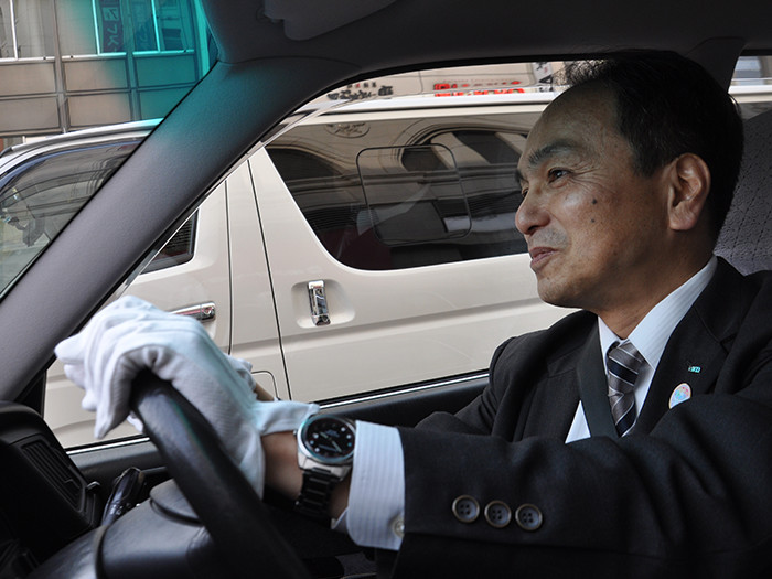 国際自動車（㎞タクシー）の稼げるタクシードライバー三橋さんの運転写真
