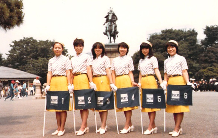 国際自動車（kmタクシー）人財研修課の研修コーチ垣内さんのバスガイド時代の写真