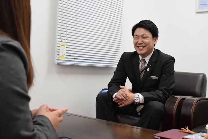 班長時代のエピソードを笑顔で語っている人財研修課コーチの小野さんの写真