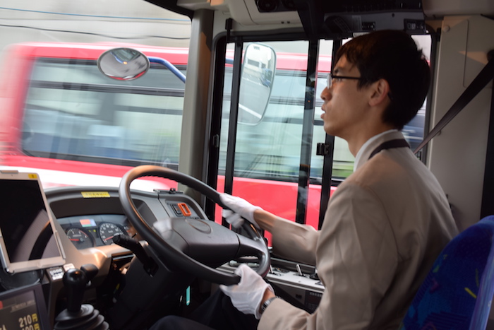 真剣な眼差しでバスを運転している大滝さんの横顔