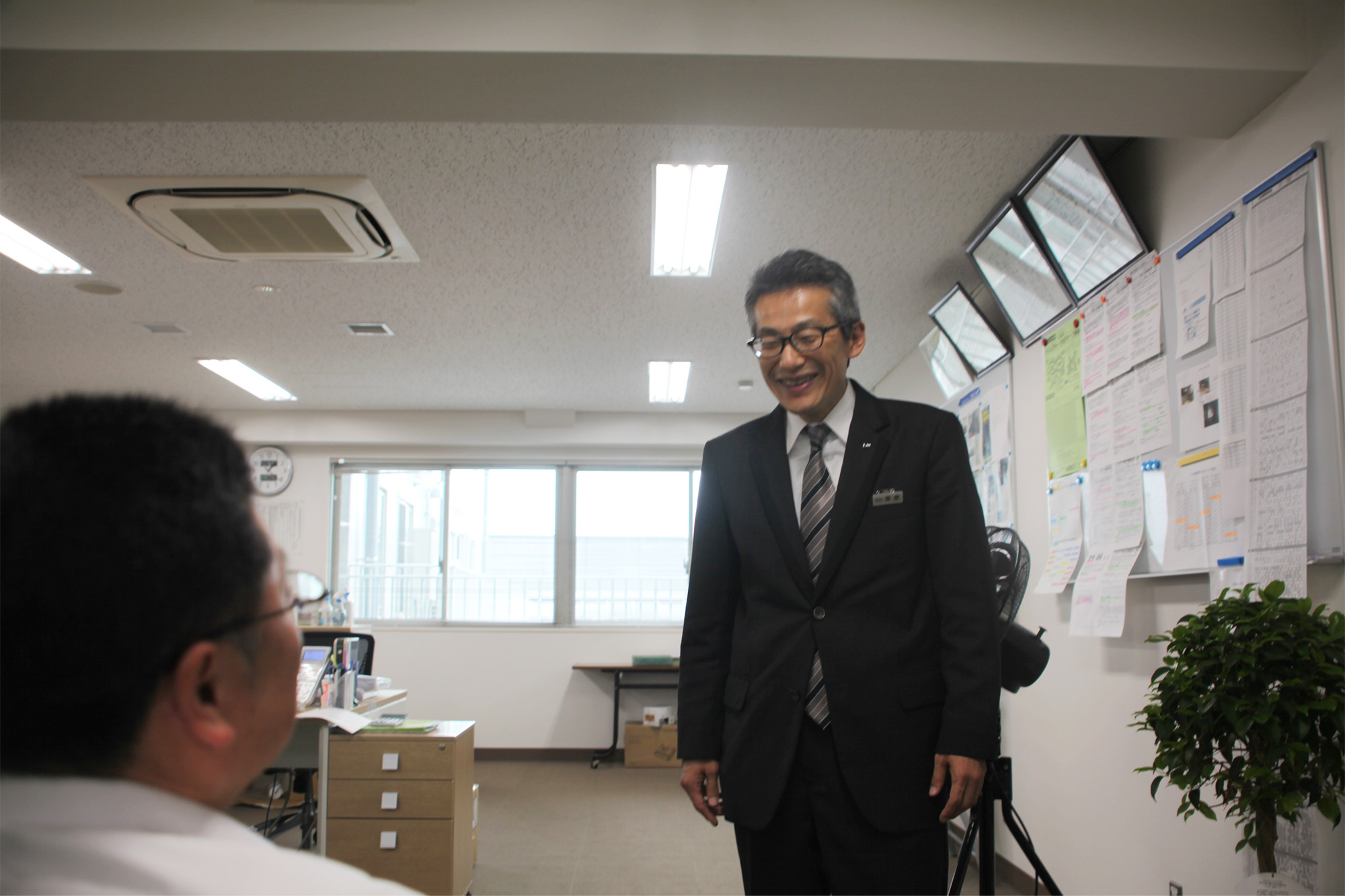 50代で転職した国際自動車(㎞タクシー)のタクシードライバー栗原さんの笑顔の写真