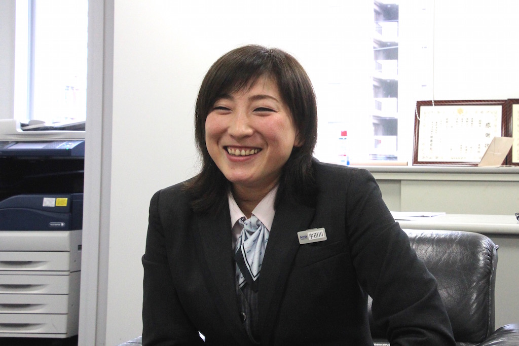 国際自動車（kmタクシー）に転職した女性タクシードライバーとして働く宇田川さんのインタビュー中の笑顔