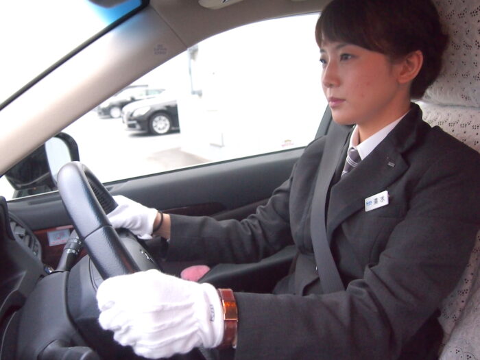 運転好きな女性必見 免許試験に5回落ちた問題児でもハイヤードライバーとして活躍できた理由とは 国際自動車 ｋｍタクシー 求人採用サイト